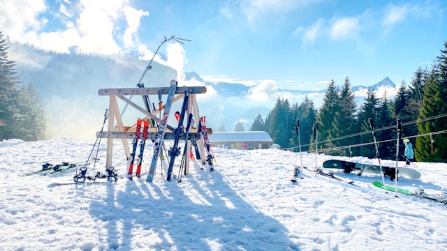 Sonnenaufgang über einem Schweizer Skigebiet